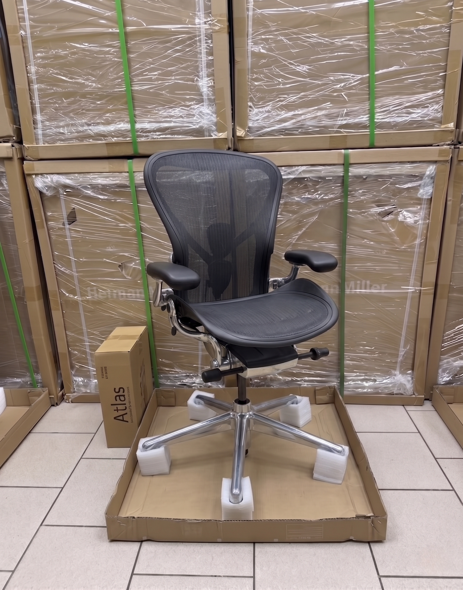 herman miller aeron remastered onyx & polished aluminium herman miller aeron remastered onyx & polished aluminium
