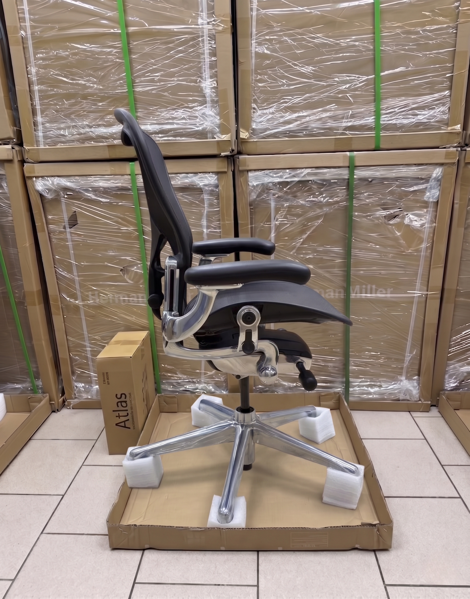 herman miller aeron remastered onyx & polished aluminium herman miller aeron remastered onyx & polished aluminium
