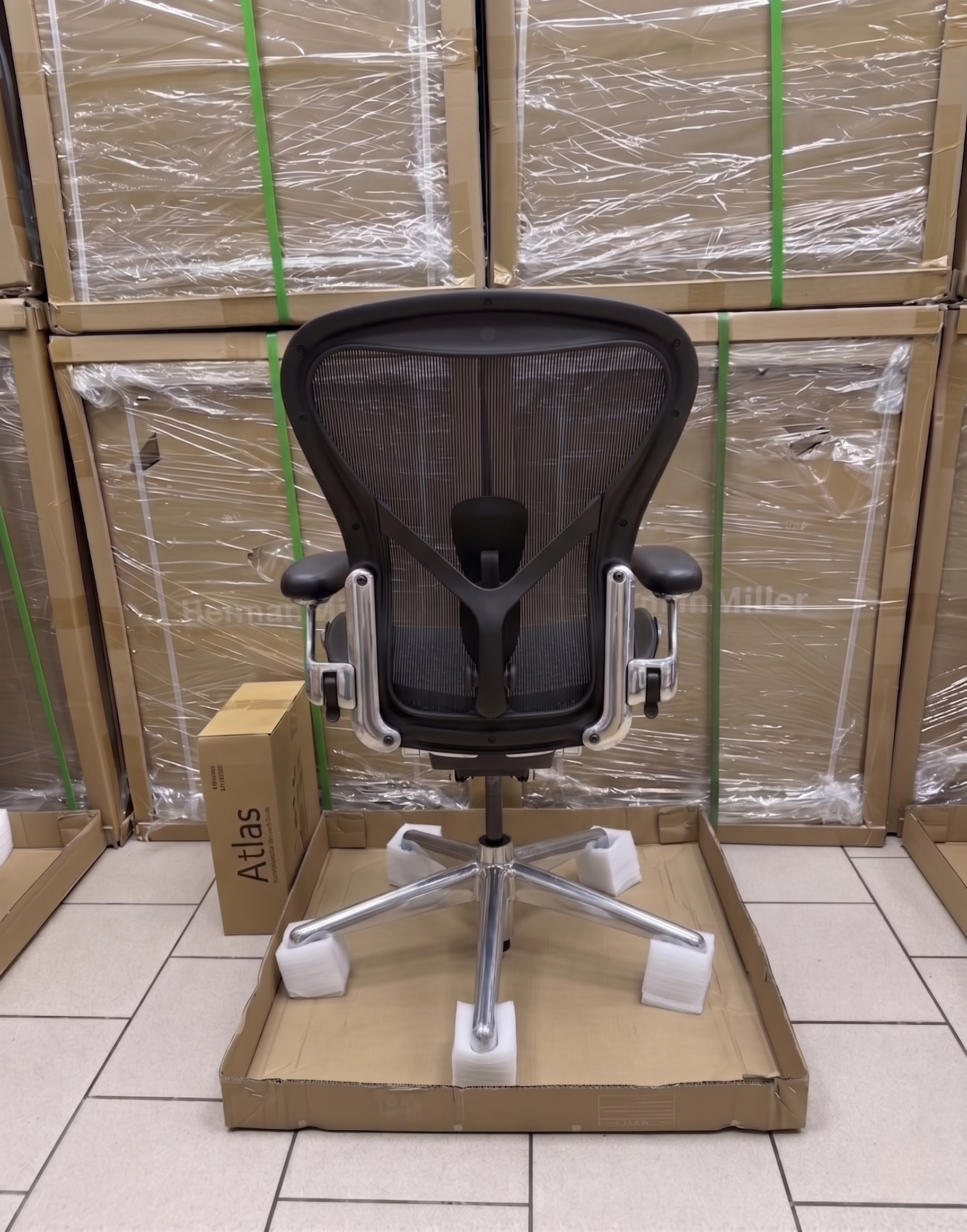 herman miller aeron remastered onyx & polished aluminium herman miller aeron remastered onyx & polished aluminium